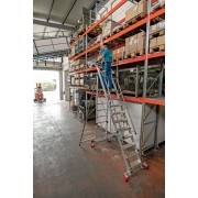 Escalera de almacén con plataforma y ruedas SMT500 17 Peldaños